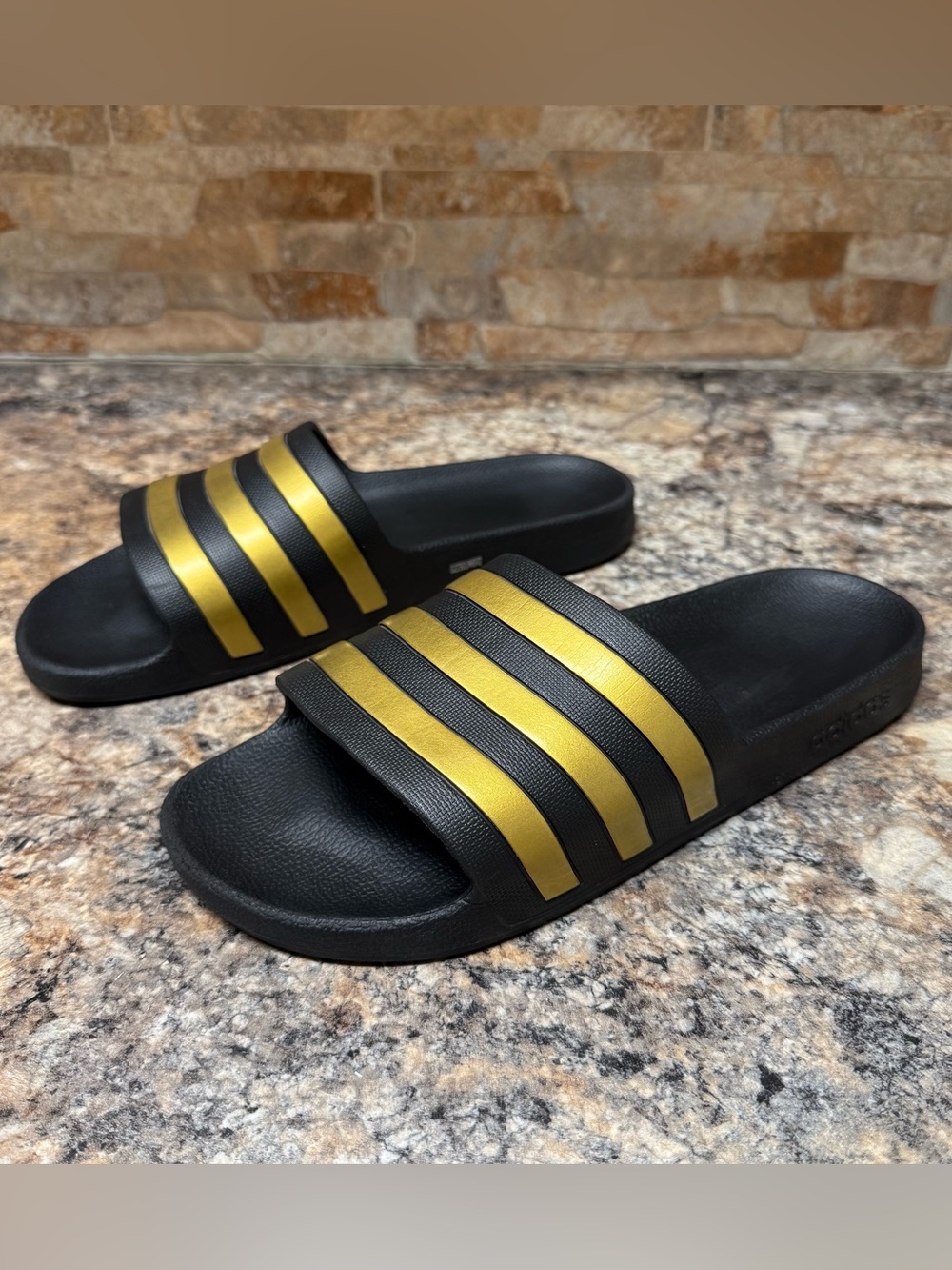 Adidas Men’s size 10 Adilette Aqua EVA Slides Black/Gold Metallic Stripes